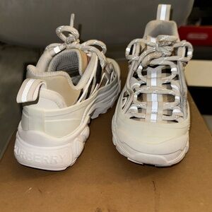 BURBERRY KID SNEAKERS SIZE: 28 EUR - 11.5 US WHITE W. BLACK AND BROWN PATTERN